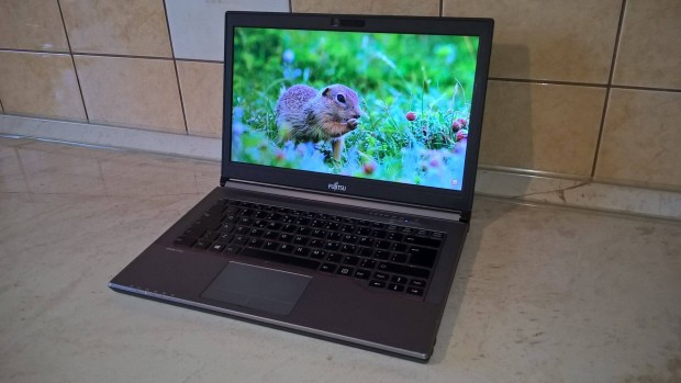 I5-s Fujitsu E744 laptop notebook ssd, j akku Win10