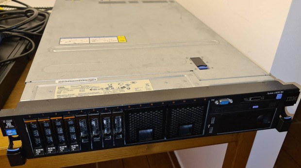 IBM System x3650 M4 szerver 168 GB RAM, 4x 1TB SAS, 2x Xeon E5-2920