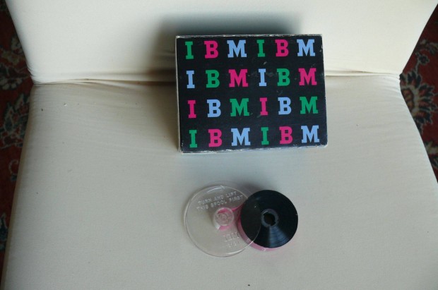 IBM-"Gmbfejes" rgpbe festkszalag