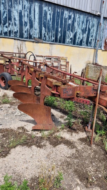 IH 10 720 Félig Függesztett Ágyeke
