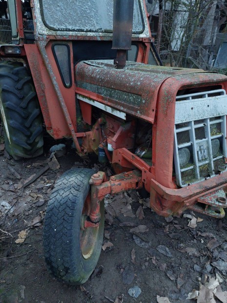 IH 454 Traktor elad�