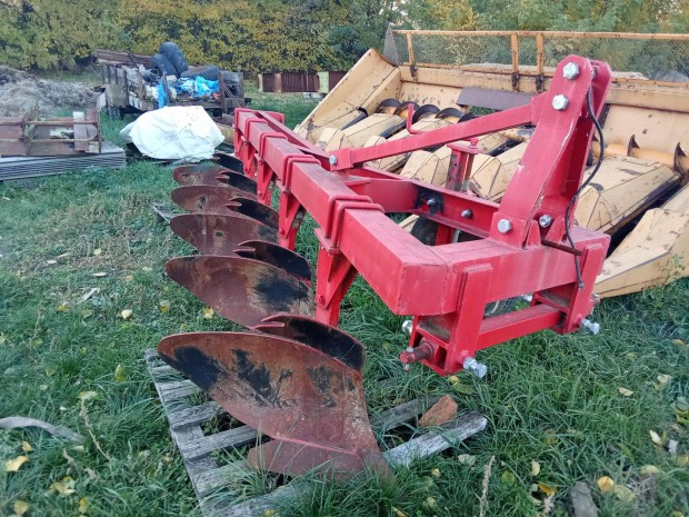 IH 5 fejes függesztett eke eladó - újszerű állapotban