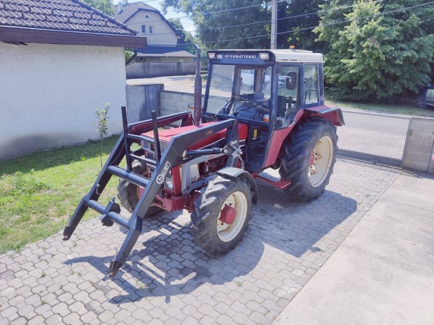 IH 844 s International Traktor homlokrakodval elad