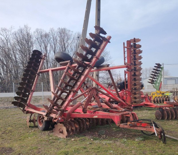 IH 9,8 m�teres t�rcsa �jszer� t�rcsalapokkal