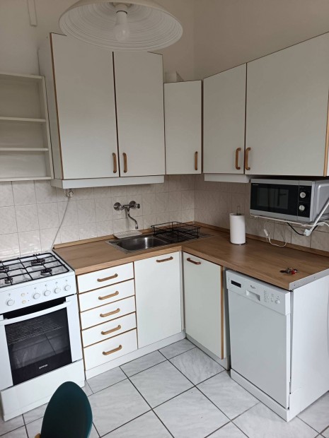 III Kenyeres utc�ban kis lak�s elad�