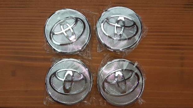 III. Toyota felnikupak szett ezst 57/62mm