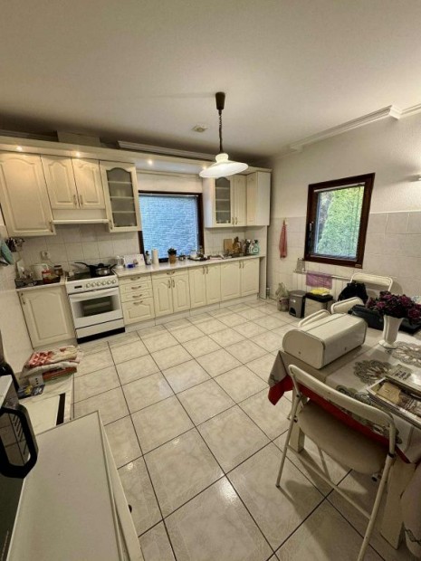 II. ker�let, Nagykov�csi utca, 115 m2-es, csal�di h�z, 3 szob�s