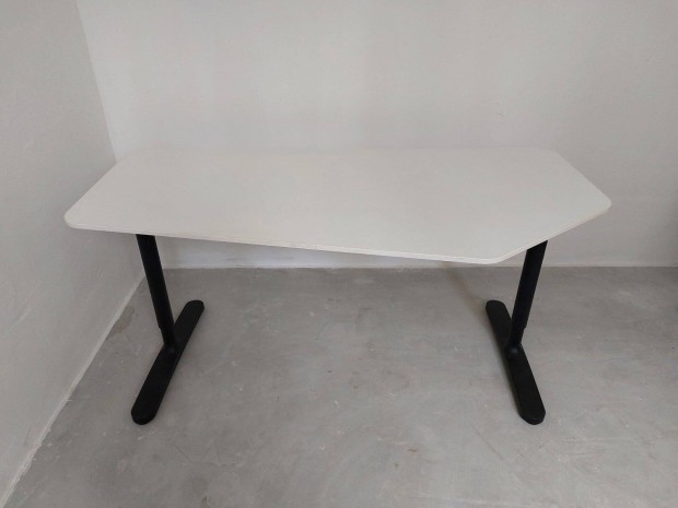 IKEA Bekant irodai asztal 160 cm, fehr asztallap fekete lbbal