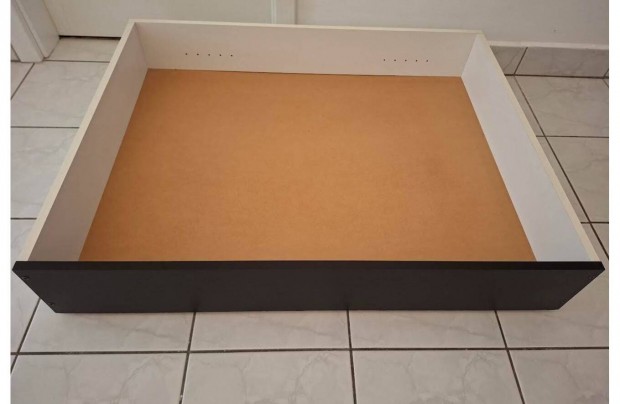 IKEA �gy alatti g�rg�s t�rol�, �gynem�tart� fi�k