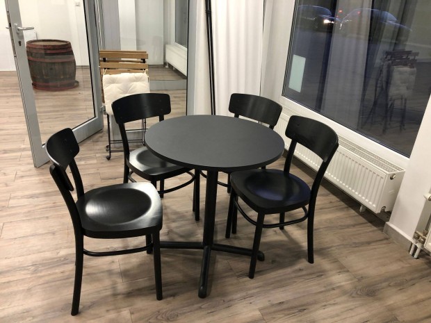IKEA asztal székekkel