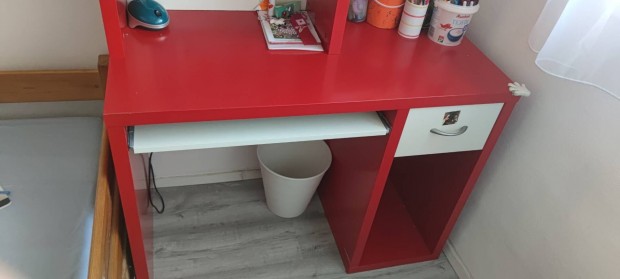 IKEA íróasztal mágnes táblával