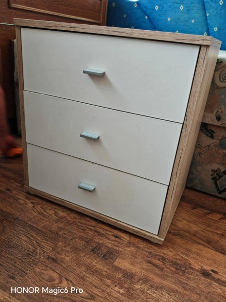 IKEA komód ,praktikus a kis helyek kihasználására