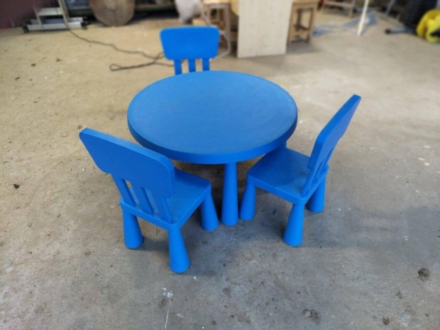 IKEA műanyag gyerekasztal székekkel