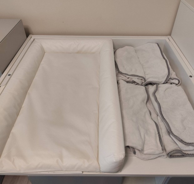 IKEA pelenkázó alátét 4 db huzattal