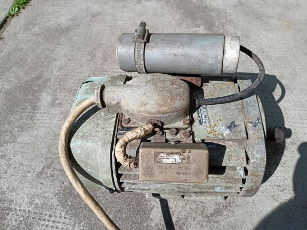IMI gyártmányú 1 fázisú 220 Voltos 550 W-os csapágyhibás villanymotor