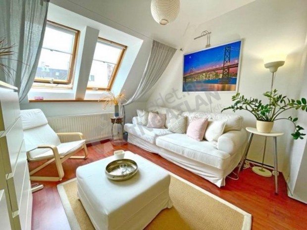 IX.P�va utc�ban kiad� egy 2 szob�s �JSZER� lak�s IG�NYESEN BERENDEZVE