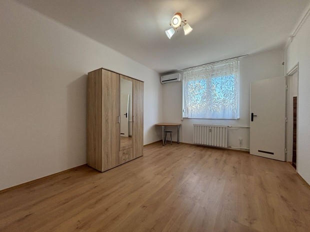 IX., J�zsef Attila lak�telepen kiad� egy szob�s lak�s, b�torozottan