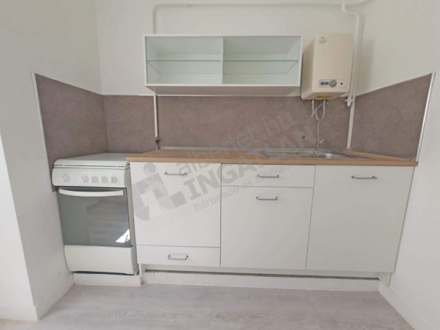 I.Attila �ton kiad� egy FEL�J�TOTT, 4 szob�s lak�s �resen