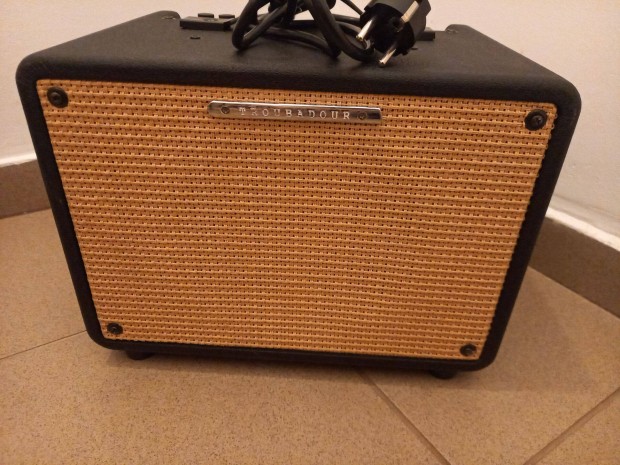 Ibanez Troubadour T30-U akusztikus gitárerősítő