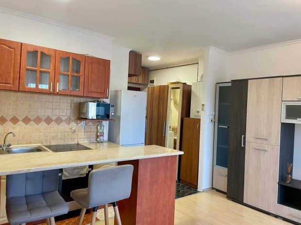 Ibolya utc�n fiatalos lak�s elad�