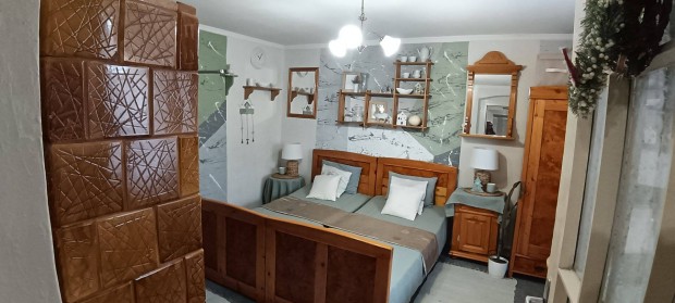 Ibr�ny k�zpontj�nak k�zel�ben verand�s kis h�z