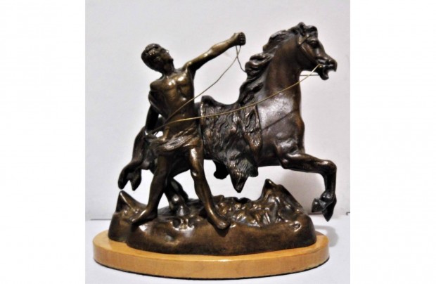 Ifj lovval, bronz szobor