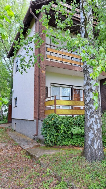 Igal csal�di h�z elad� gy�gyf�rd�vel szemben Igal f�rd�telepen