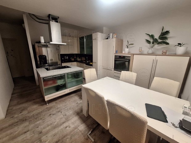 Igalban elad� 3 f�rd�szob�s csal�di h�z ak�r 3 csal�d r�sz�re.