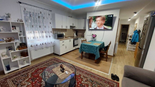 Ig�nyes 2 szob�s, f�ldszinti t�gla lak�s saj�t parkol�hellyel elad�!