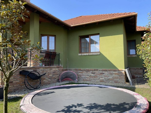 Ig�nyes, egyszintes csal�di h�z elad� Pilisv�r�sv�r kedvelt r�sz�n!