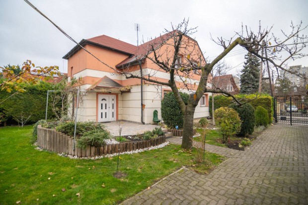 Ig�nyes, k�tgener�ci�s csal�di h�z elad� Pest�jhely sz�v�ben