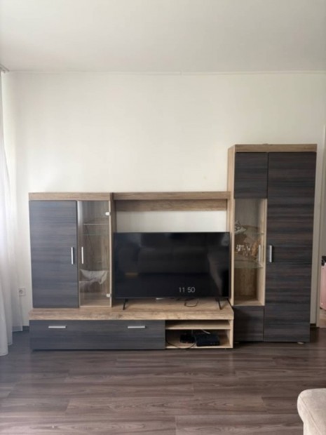 Ig�nyes, sz�p kiad� lak�s