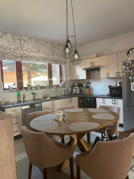 Ig�nyes, vil�gos csal�di h�z elad� Piliscsaba kedvelt kertv�rosi r�sz�