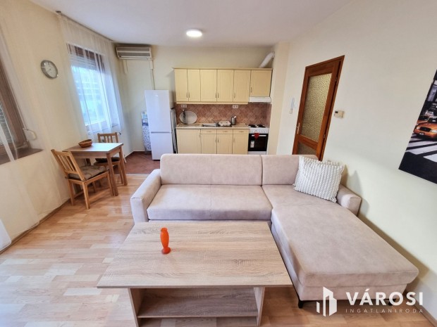 Igényes bérlőnek kiadó, belvárosi,bútorozott,2.emeleti lakás