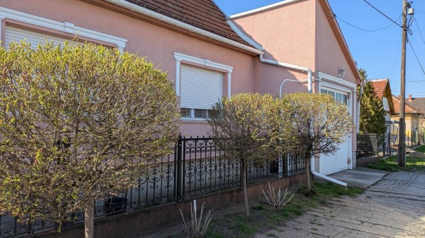 Ig�nyes k�t gener�ci�s ingatlan �jsz�sz kisv�rosban elad� 