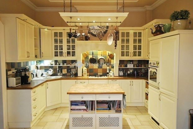 Ig�nyes nappali + 6 szob�s csal�di otthon