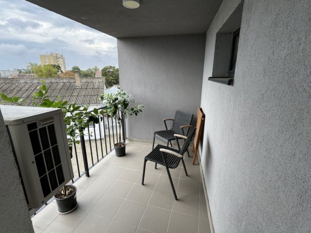 Ig�nyes t�gla lak�s elad� k�zel a belv�roshoz