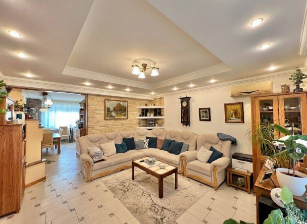 Ig�nyesen Fel�j�tott Csal�di H�z