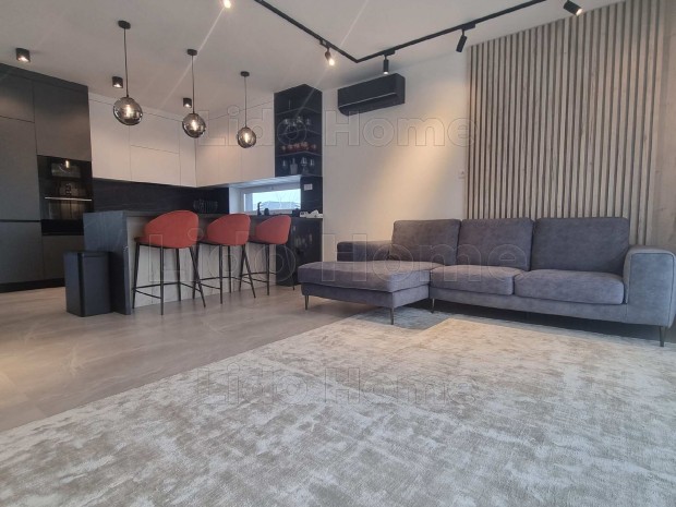 Ig�nyesen berendezett, kiv�l� min�s�gben �p�lt �j csal�di h�z elad�