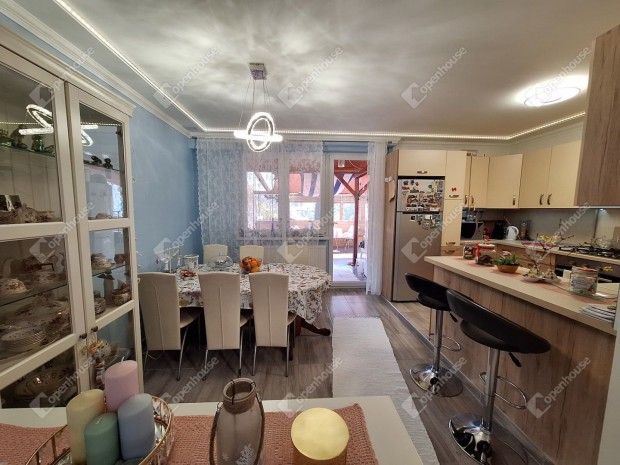 Ig�nyesen fel�j�tott 82 m2-es sorh�z kertkapcsolattal Pereces elej�n