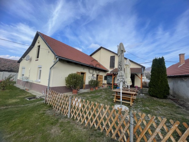 Ig�nyesen fel�j�tott, 64 m-es csal�di h�z + egy jelenleg is j�l m�k�d