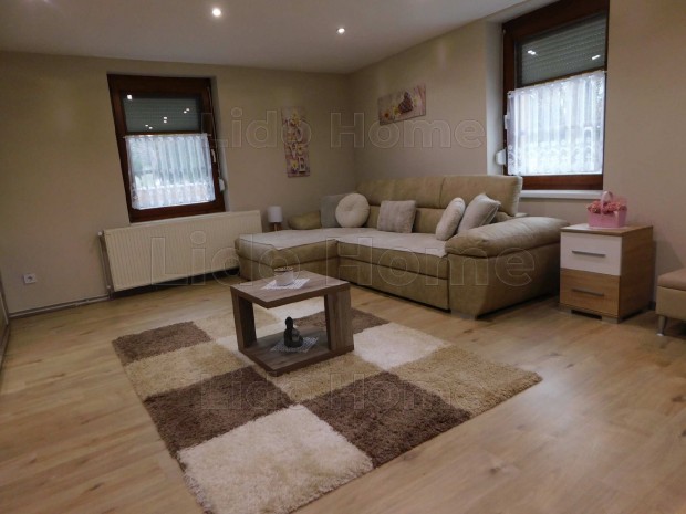 Ig�nyesen fel�j�tott csal�di h�z Domb�v�r belv�ros�nak k�zel�ben!