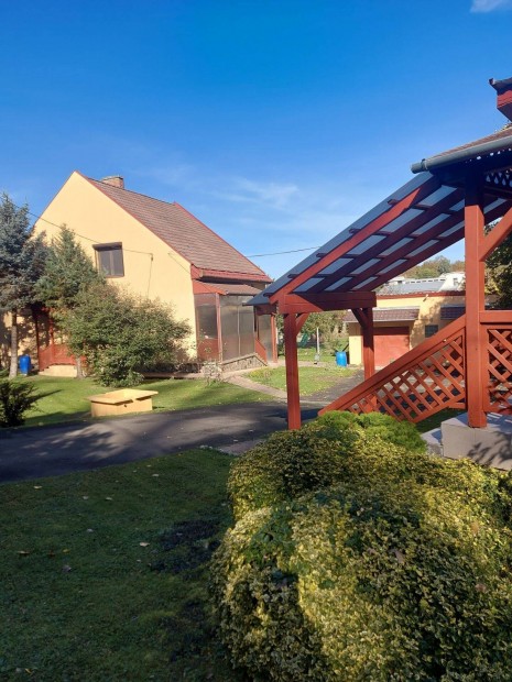 Ig�nyesen fel�j�tott csal�di h�z, hatalmas z�ld parkkal, vend�gh�zzal