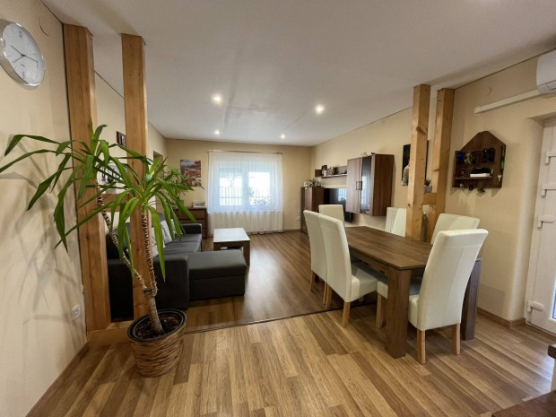 Ig�nyesen fel�j�tott csal�di h�z k�zkedvelt k�rny�ken a k�rh�z m�g�tt