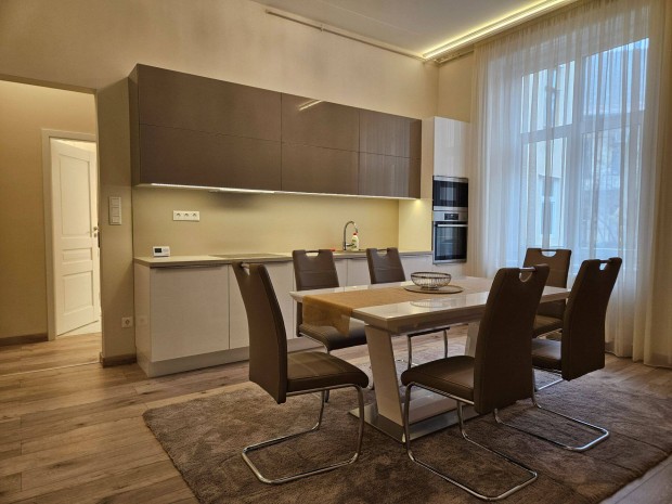 Ig�nyesen fel�j�tott nagypolg�ri lak�s a Vill�nyi �ton