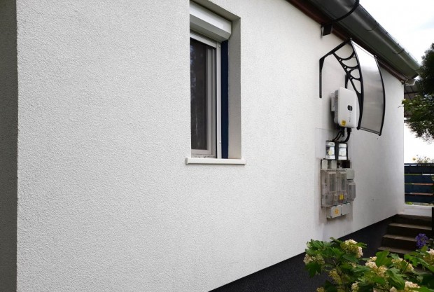 Ig�nyesen fel�j�tott napelemes h�z Cs�ron