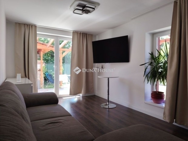 Ig�nyesen fel�j�tott otthon saj�t kis kerttel