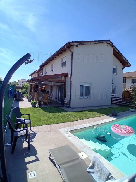 Ig�nyesen meg�p�tett csal�di h�z Si�fok �j kertv�ros�ban