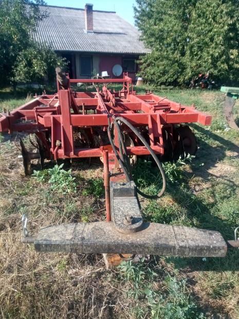 Ih t�rcsa 3m es vontatott �j gumikkal elad�!