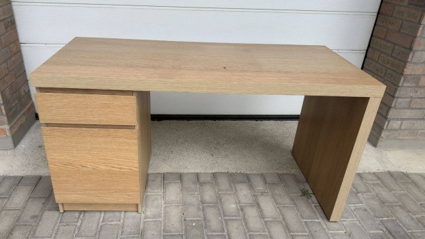 Ikea Malm íróasztal gurulós székkel eladó